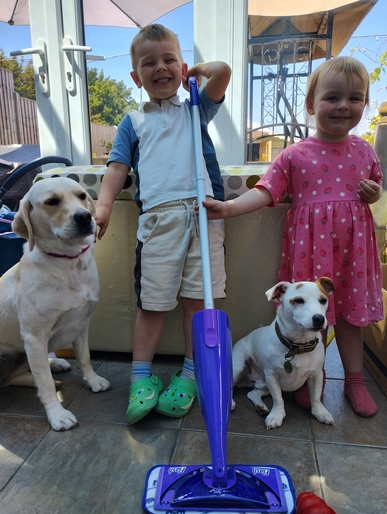 Flash photo with 2 children and 2 dogs